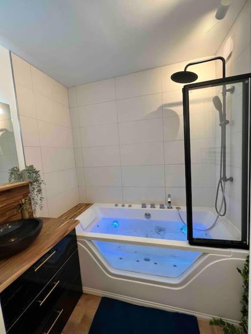 Balneo & Sauna, Sejour Detente Aux Teinturiers - Metro Charpennes - Garage Βιλερμπάν Εξωτερικό φωτογραφία