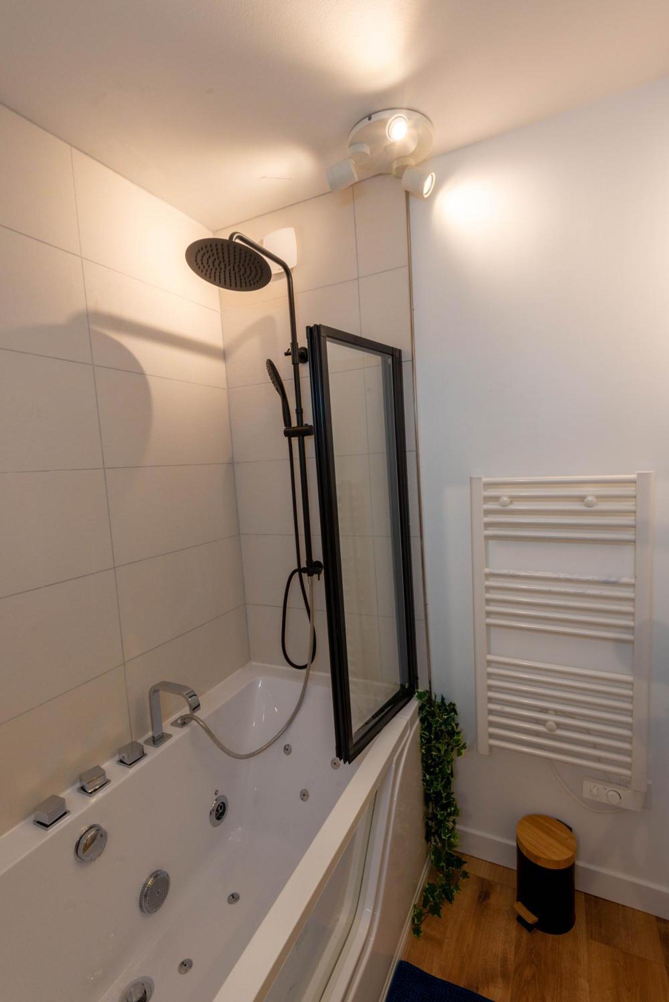 Balneo & Sauna, Sejour Detente Aux Teinturiers - Metro Charpennes - Garage Βιλερμπάν Εξωτερικό φωτογραφία